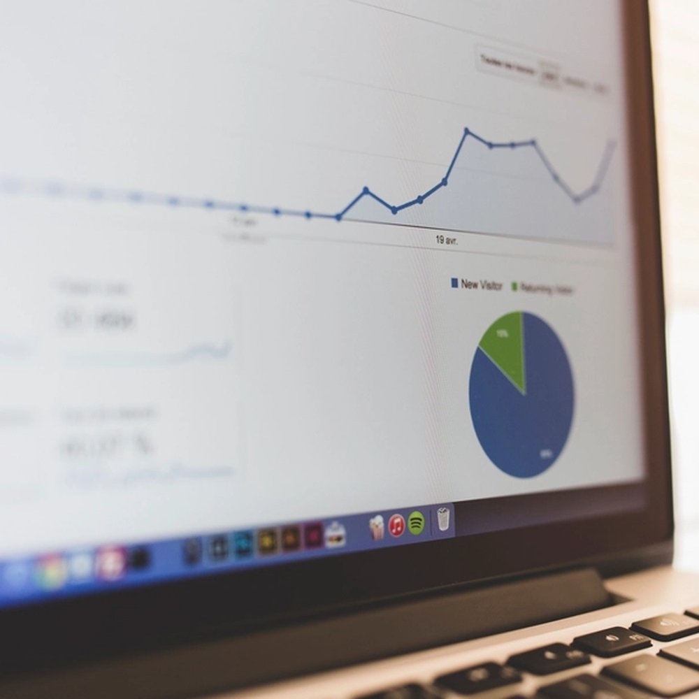 Analytics-dashboard met grafieken op een laptop