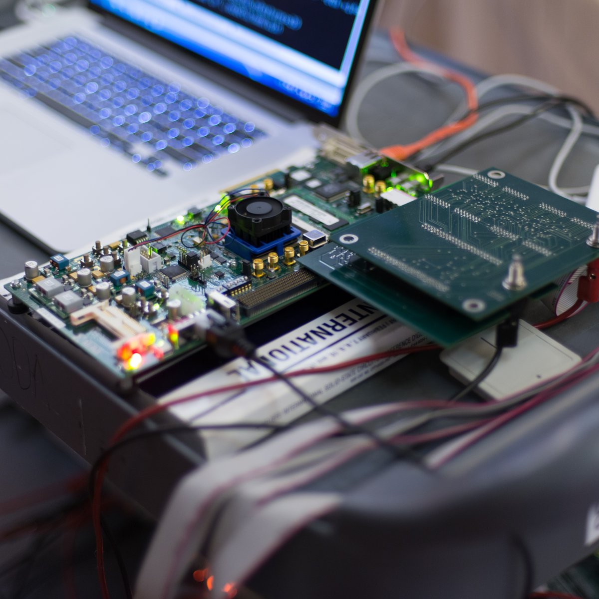 FPGA-ontwikkelbord aangesloten op een laptop tijdens embedded ontwikkeling